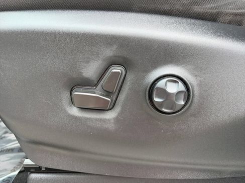 Used 2022 Chrysler Voyager LX FWD image 27