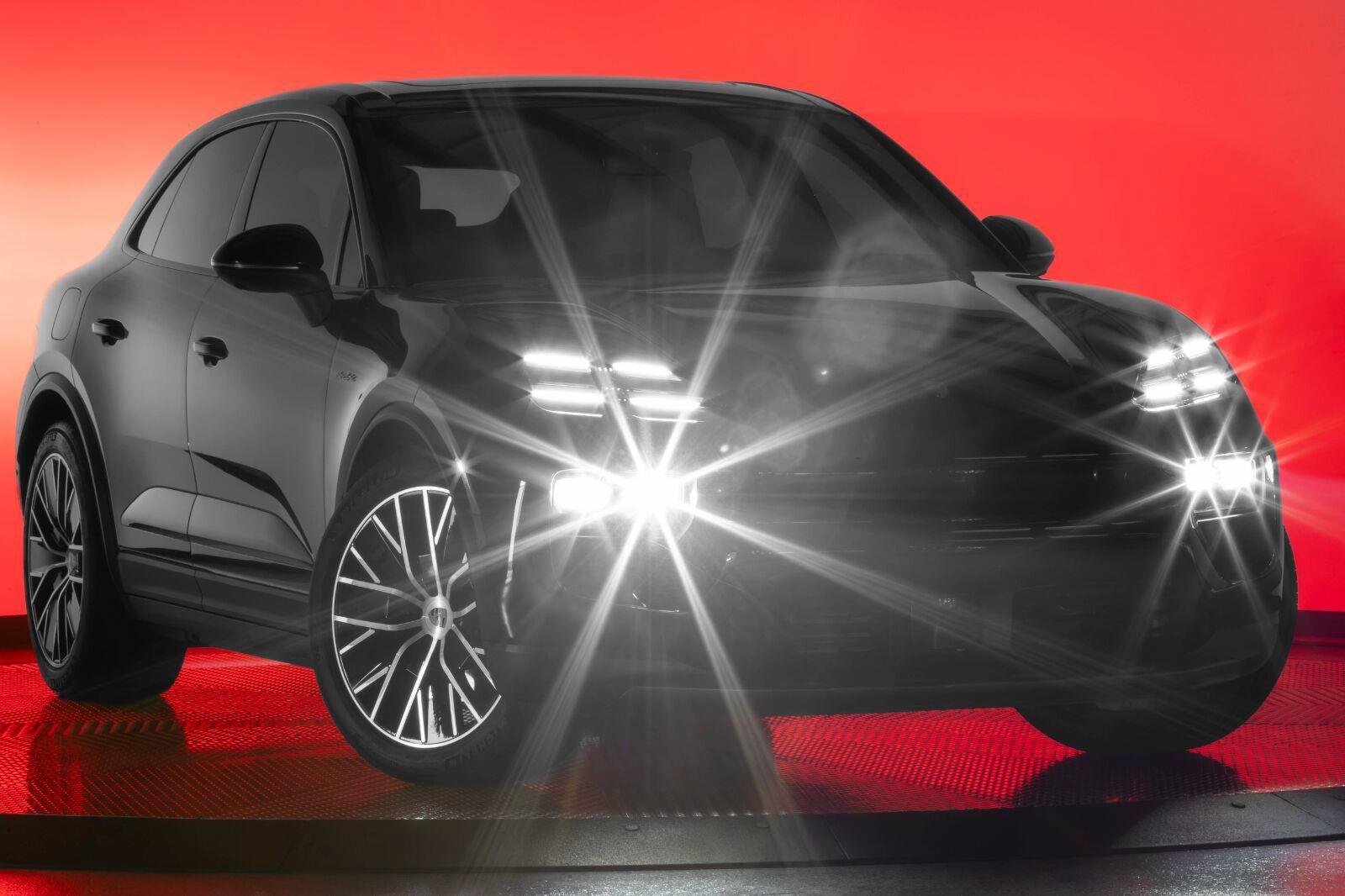 Used 2025 Porsche Macan 4S Electric AWD/4WD image 28