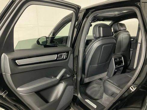 Used 2023 Porsche Cayenne S Platinum AWD/4WD image 28