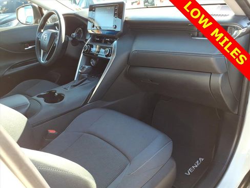 Used 2021 Toyota Venza LE w/ Carpet Mat Package (TMS) image 10