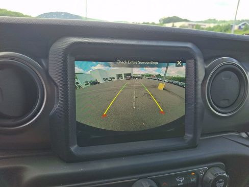 Used 2023 Jeep Wrangler Unlimited w/ Cold Weather Group AWD/4WD image 18
