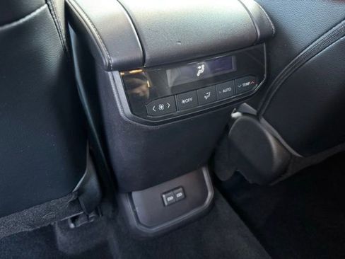 Used 2022 Toyota Highlander XLE AWD/4WD image 9