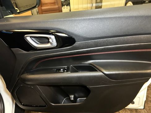 Used 2025 Jeep Compass Trailhawk AWD/4WD image 16