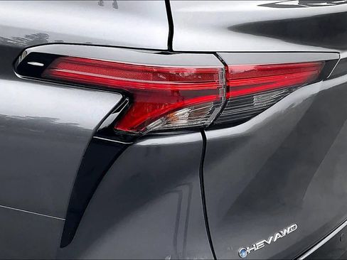 Used 2025 Toyota Sienna Platinum image 33