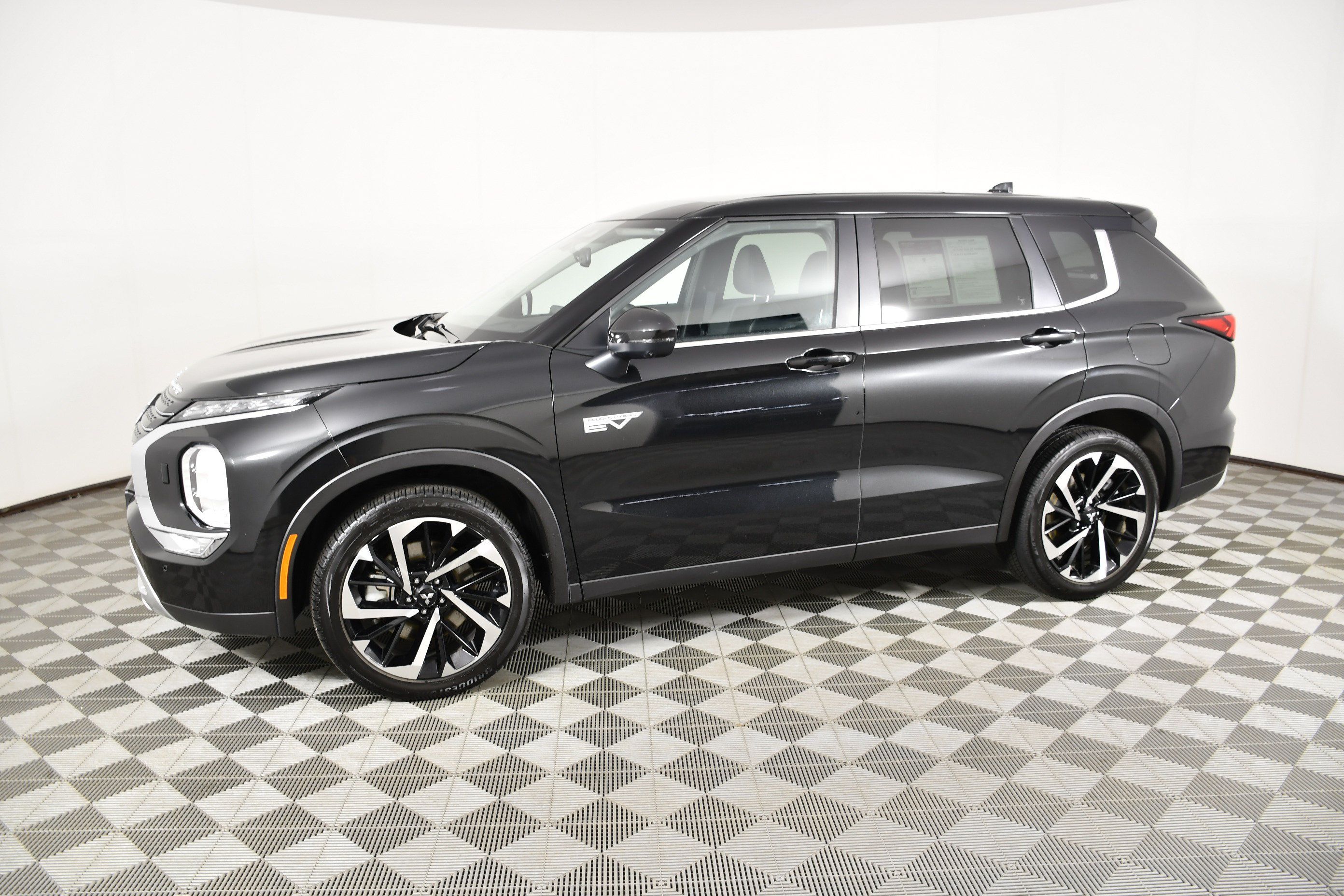 Used 2025 Mitsubishi Outlander SE AWD/4WD image 9