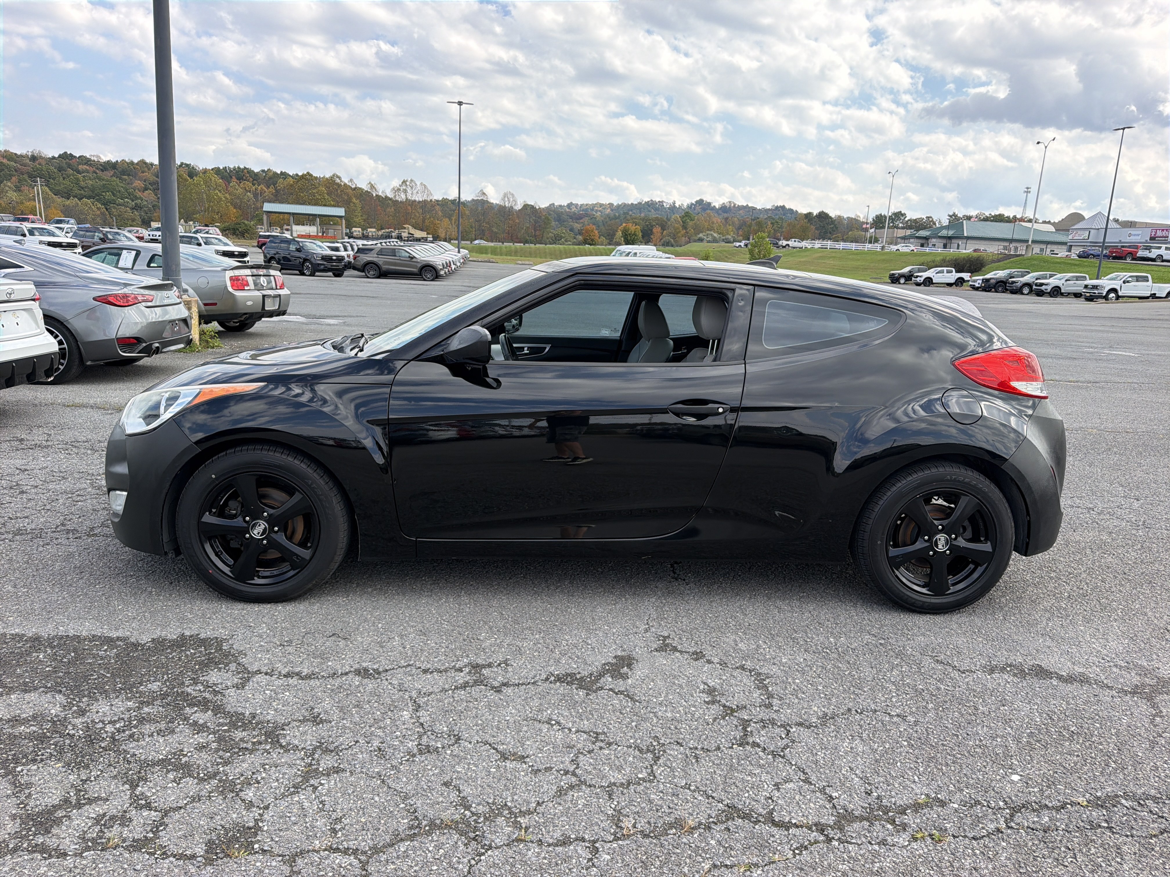 Used 2013 Hyundai Veloster w/ Style Pkg FWD image 8