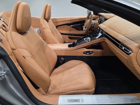 Used 2025 Aston Martin DB12 Convertible image 27