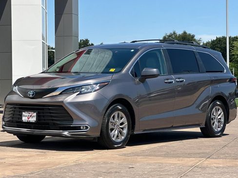 Certified 2022 Toyota Sienna XLE w/ XLE Plus Package FWD image 10