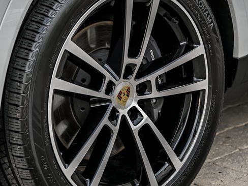 Used 2024 Porsche Cayenne AWD/4WD image 8