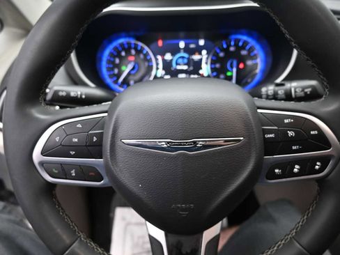 Used 2024 Chrysler Pacifica Touring-L FWD image 32