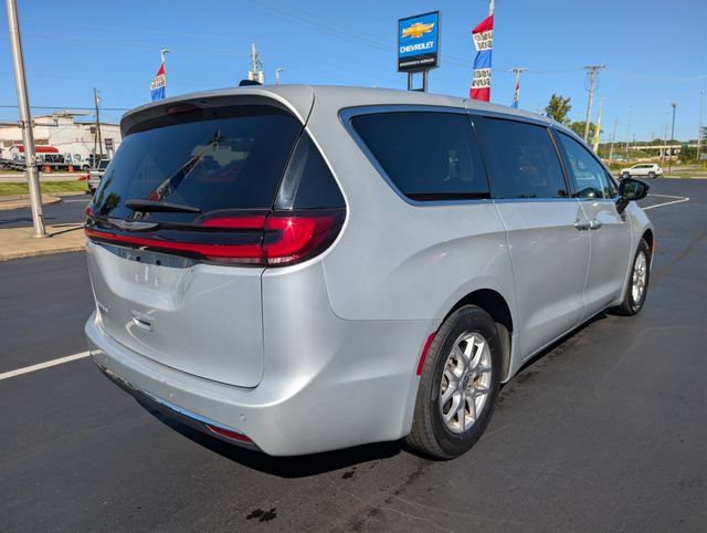 Used 2024 Chrysler Pacifica Touring-L FWD image 5