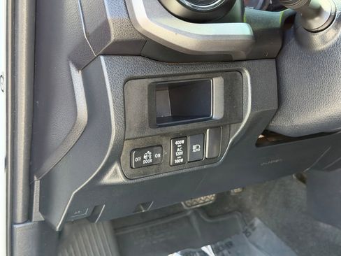 Used 2018 Toyota Tacoma TRD Off-Road AWD/4WD image 14