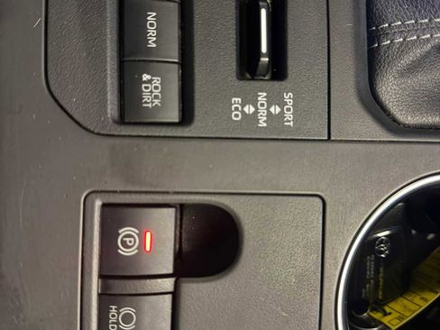 Used 2023 Toyota Highlander XLE AWD/4WD image 37
