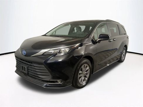 Used 2025 Toyota Sienna XLE image 9