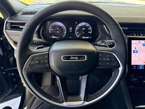 New 2025 Jeep Grand Cherokee Limited w/ Black Appearance Package image 18