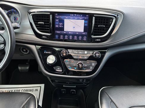 Used 2018 Chrysler Pacifica Limited w/ Advanced Safetytec Group FWD image 16