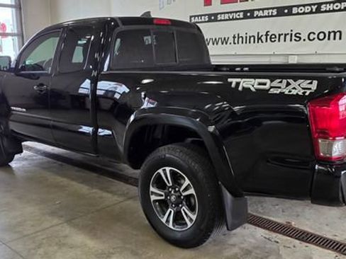 Used 2017 Toyota Tacoma TRD Sport image 3