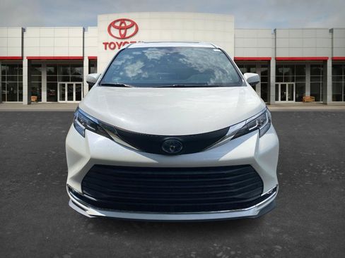 Certified 2021 Toyota Sienna XLE FWD image 2