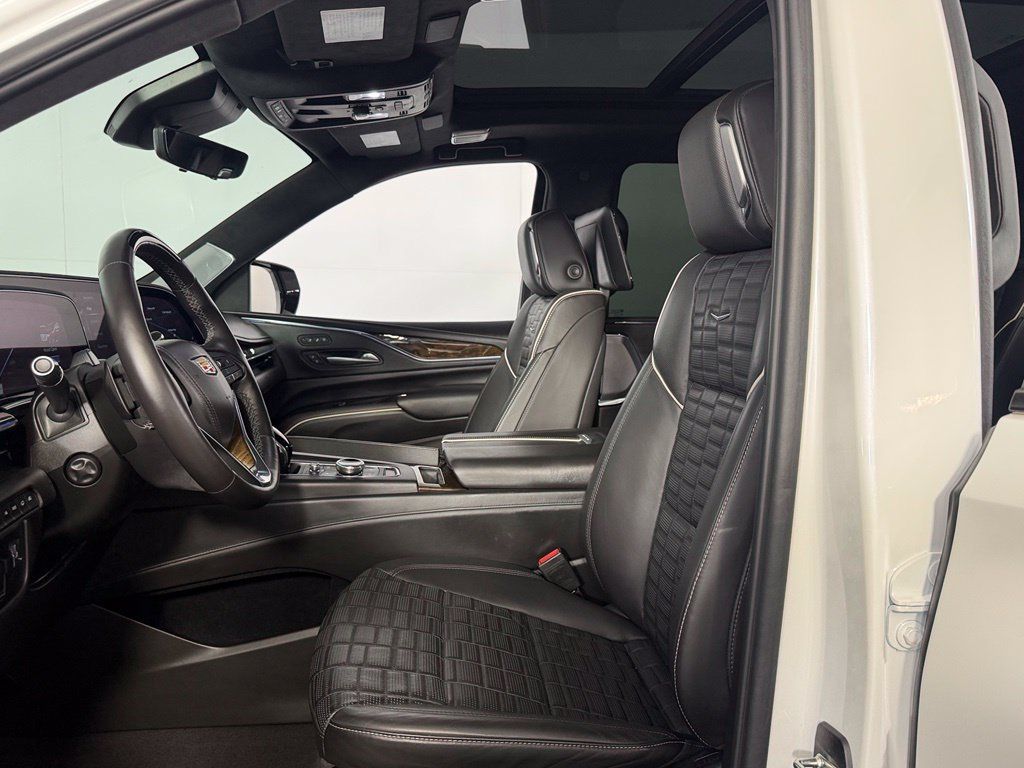 Used 2024 Cadillac Escalade ESV Sport Platinum w/ LPO, ONYX Package AWD/4WD image 17