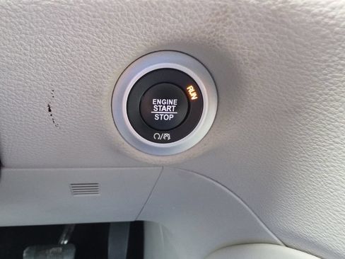Used 2023 Chrysler Pacifica Limited FWD image 13