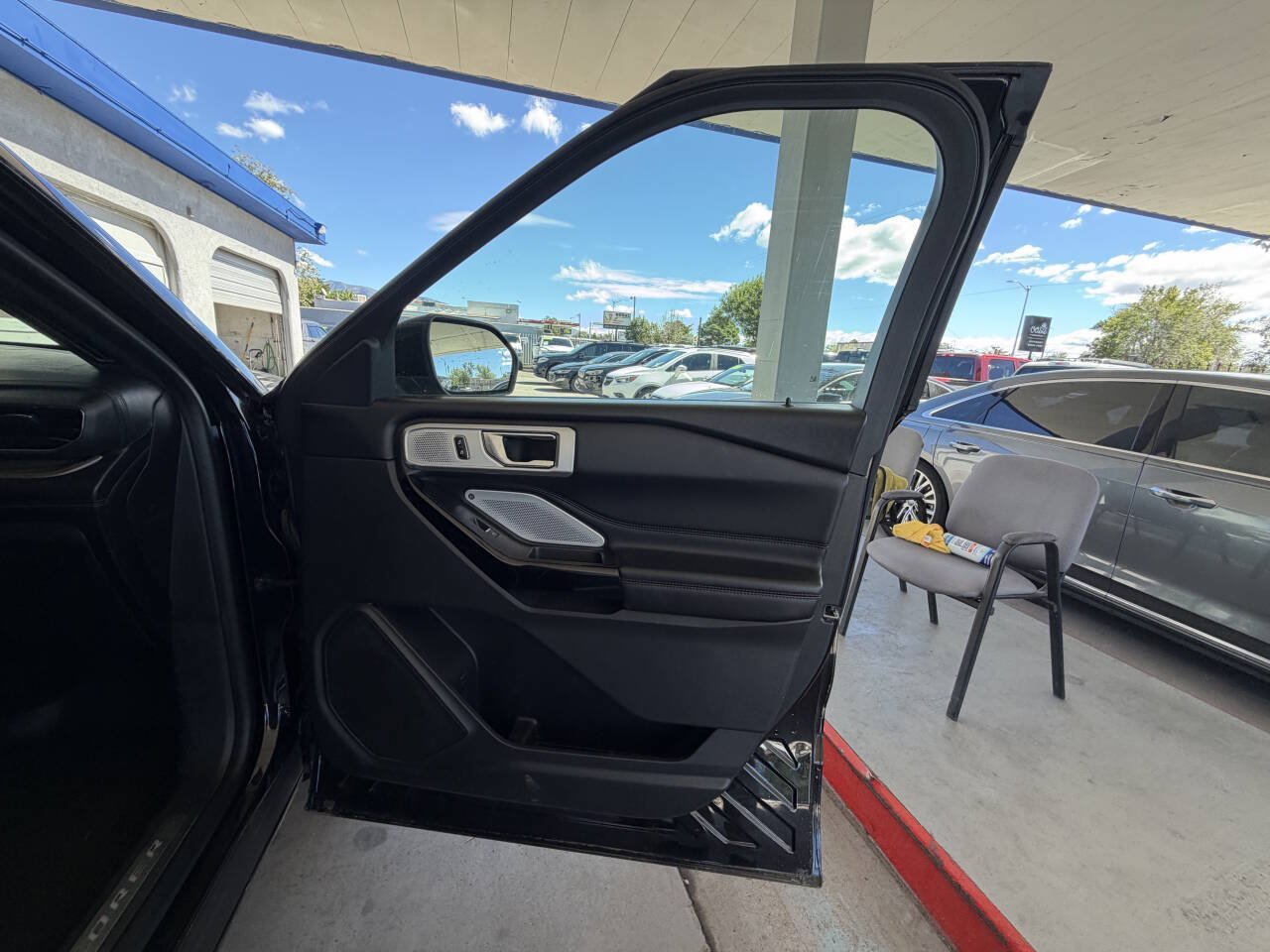 Used 2022 Ford Explorer Platinum w/ Premium Technology Package AWD/4WD image 14