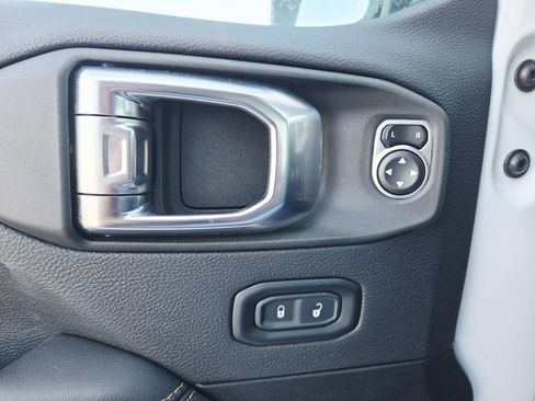 Used 2025 Jeep Wrangler Unlimited Sahara image 34