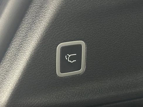 Used 2025 Chrysler Pacifica Limited image 3