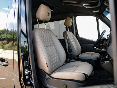 Used 2025 Mercedes-Benz Sprinter 2500 image 34