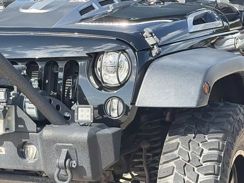 Used 2018 Jeep Wrangler Unlimited Rubicon w/ Connectivity Group AWD/4WD image 4