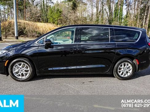 Used 2024 Chrysler Pacifica Touring-L FWD image 6