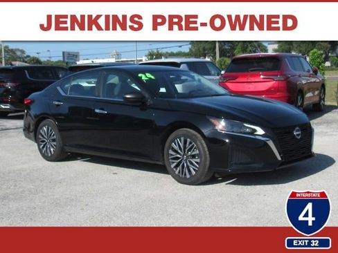 Used 2024 Nissan Altima 2.5 SV FWD image 1
