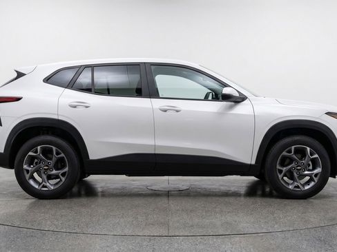 Used 2025 Chevrolet Trax LT FWD image 11