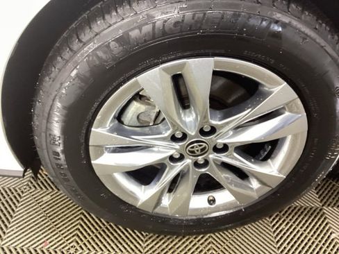 Used 2021 Toyota Sienna Limited image 9