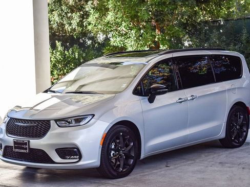 New 2026 Chrysler Pacifica Limited w/ S Appearance Package FWD image 3