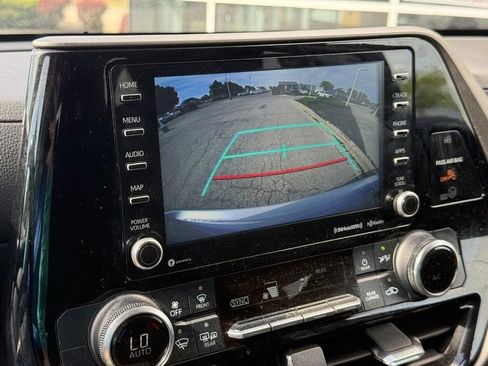 Used 2022 Toyota Highlander LE AWD/4WD image 27