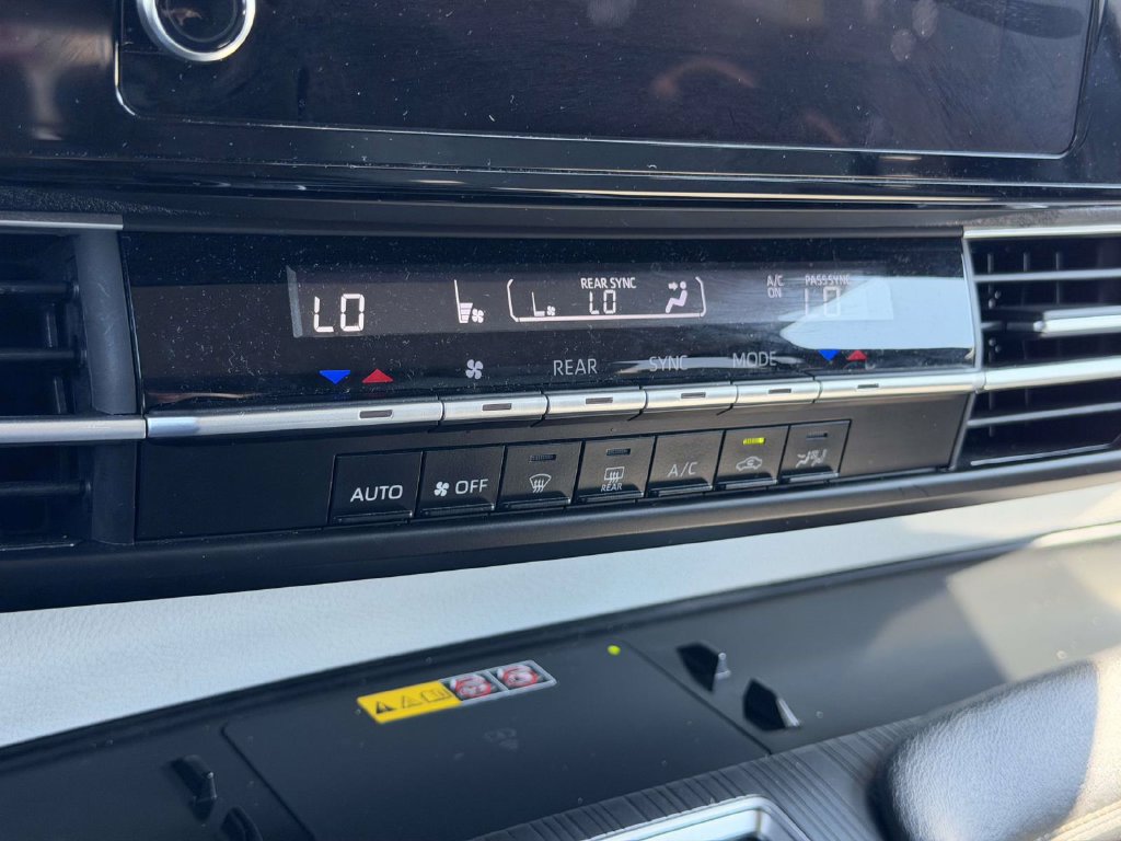 Used 2025 Toyota Sienna LE FWD image 5