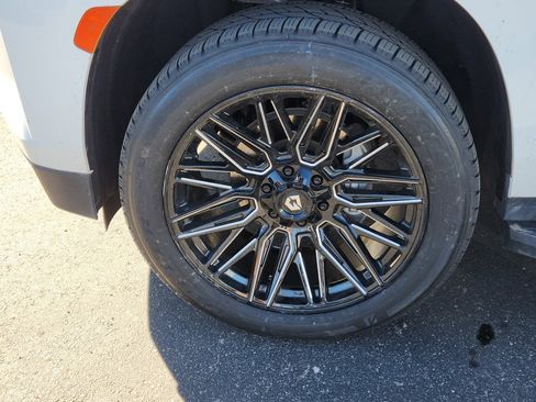 Used 2023 Chevrolet Suburban LT image 7