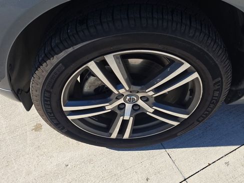 Used 2019 Volvo XC60 T8 Momentum w/ Premium Package image 9