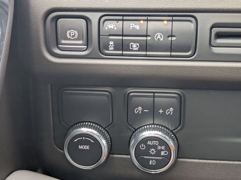 Used 2023 GMC Yukon SLT w/ SLT Luxury Package image 23