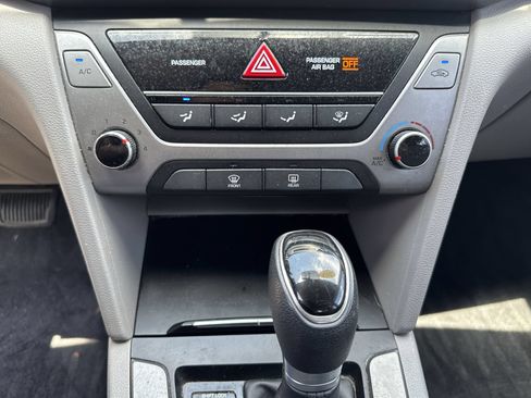 Used 2018 Hyundai Elantra SE FWD image 24