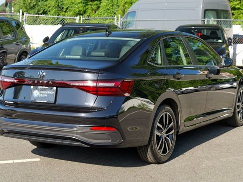 Used 2025 Volkswagen Jetta SE w/ Sunroof Package FWD image 7
