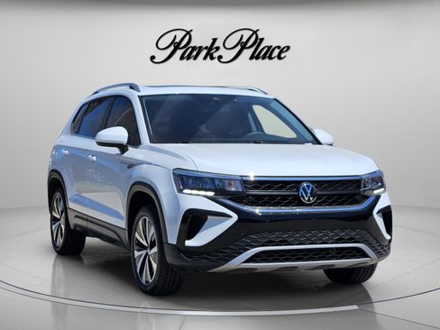 Used 2024 Volkswagen Taos SE image 2