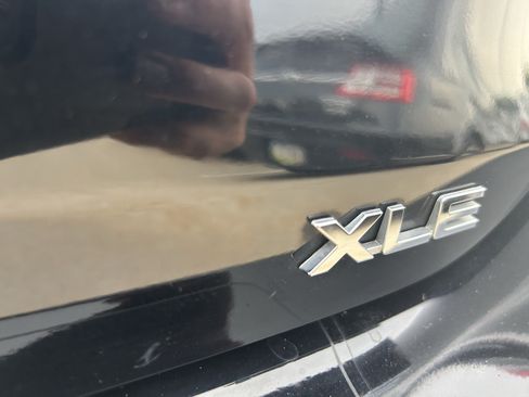 Used 2024 Toyota Highlander XLE AWD/4WD image 9