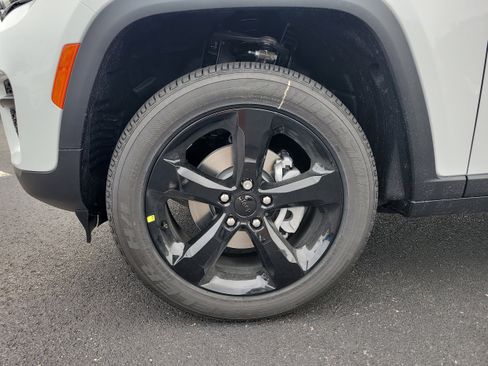 New 2025 Jeep Grand Cherokee Altitude image 10