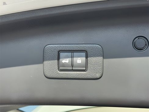 Used 2023 Nissan Armada SL w/ Captain's Chairs Package image 47