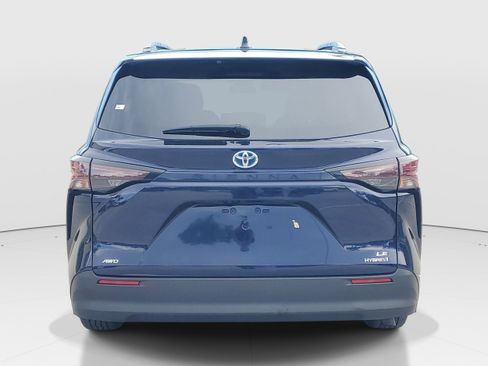 Used 2024 Toyota Sienna LE AWD/4WD image 4