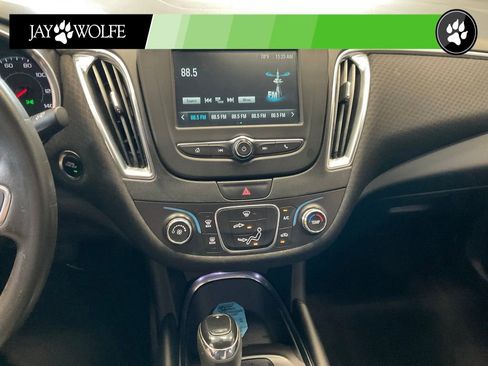 Used 2018 Chevrolet Malibu LT FWD image 14