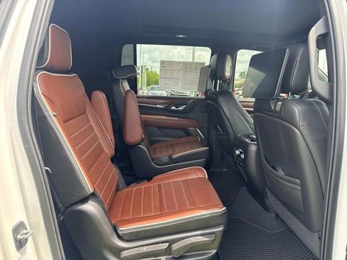 Used 2023 GMC Yukon XL Denali Ultimate AWD/4WD image 13