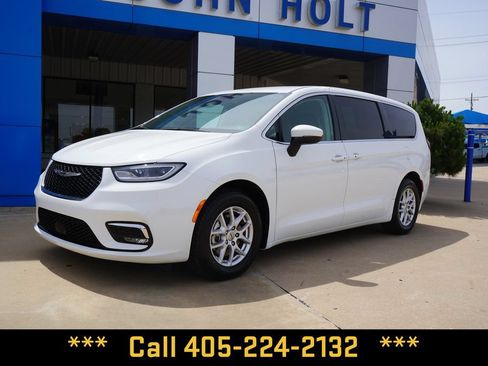 Used 2023 Chrysler Pacifica Touring-L FWD image 1