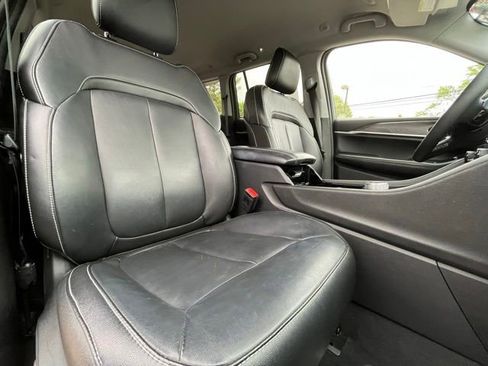 Used 2023 Jeep Grand Cherokee Limited w/ Black Appearance Package AWD/4WD image 29